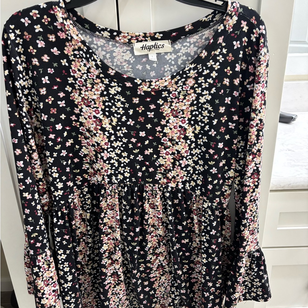 Ladies soft wearing top
Easy care / wash and hang no ironing
Size Large